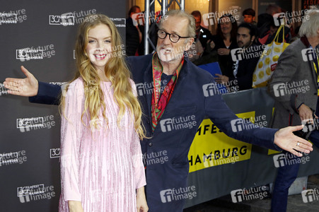 Festivaleröffnung und Filmpremiere 'Wir sind dann wohl die Angehörigen', Filmfest Hamburg 2022