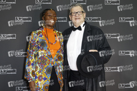 Festivaleröffnung und Filmpremiere 'Wir sind dann wohl die Angehörigen', Filmfest Hamburg 2022