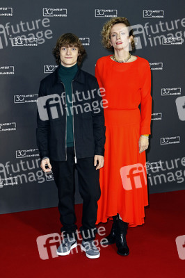 Festivaleröffnung und Filmpremiere 'Wir sind dann wohl die Angehörigen', Filmfest Hamburg 2022