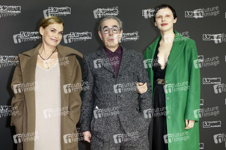 Festivaleröffnung und Filmpremiere 'Wir sind dann wohl die Angehörigen', Filmfest Hamburg 2022