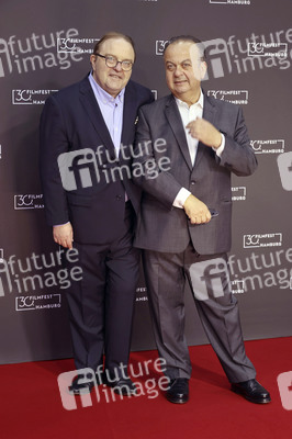 Festivaleröffnung und Filmpremiere 'Wir sind dann wohl die Angehörigen', Filmfest Hamburg 2022