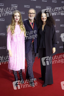 Festivaleröffnung und Filmpremiere 'Wir sind dann wohl die Angehörigen', Filmfest Hamburg 2022