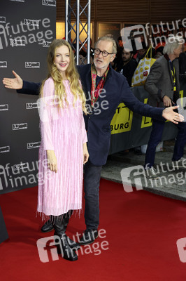 Festivaleröffnung und Filmpremiere 'Wir sind dann wohl die Angehörigen', Filmfest Hamburg 2022