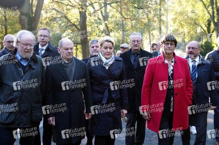Kranzniederlegung am Grab von Willy Brandt in Berlin