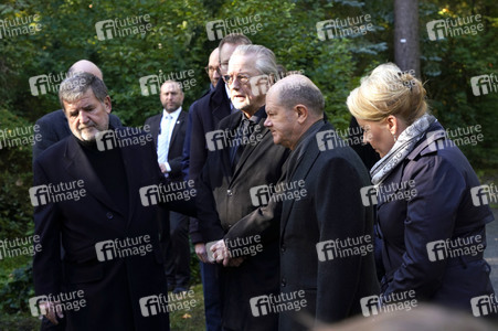 Kranzniederlegung am Grab von Willy Brandt in Berlin