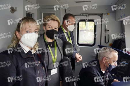 Fototermin mit Franziska Giffey bei der Sonderfahrt auf der S-Bahnlinie S 8 in Berlin