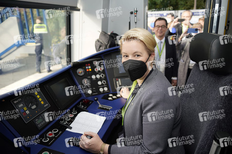 Fototermin mit Franziska Giffey bei der Sonderfahrt auf der S-Bahnlinie S 8 in Berlin