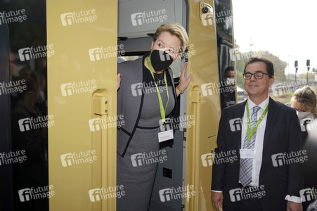 Fototermin mit Franziska Giffey bei der Sonderfahrt auf der S-Bahnlinie S 8 in Berlin