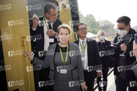Fototermin mit Franziska Giffey bei der Sonderfahrt auf der S-Bahnlinie S 8 in Berlin
