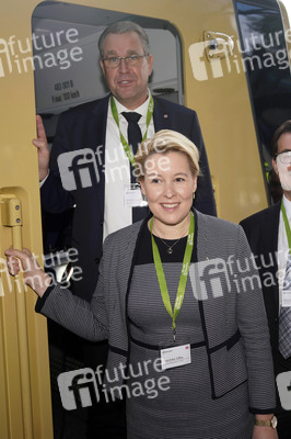 Fototermin mit Franziska Giffey bei der Sonderfahrt auf der S-Bahnlinie S 8 in Berlin