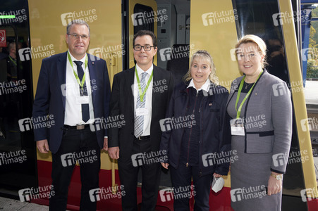 Fototermin mit Franziska Giffey bei der Sonderfahrt auf der S-Bahnlinie S 8 in Berlin