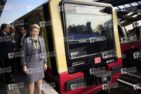Fototermin mit Franziska Giffey bei der Sonderfahrt auf der S-Bahnlinie S 8 in Berlin