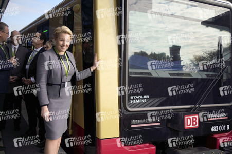 Fototermin mit Franziska Giffey bei der Sonderfahrt auf der S-Bahnlinie S 8 in Berlin