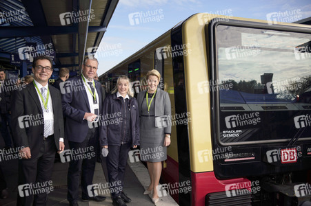 Fototermin mit Franziska Giffey bei der Sonderfahrt auf der S-Bahnlinie S 8 in Berlin