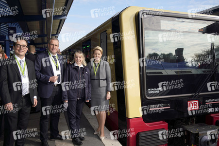 Fototermin mit Franziska Giffey bei der Sonderfahrt auf der S-Bahnlinie S 8 in Berlin