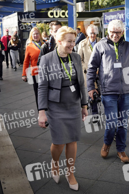 Fototermin mit Franziska Giffey bei der Sonderfahrt auf der S-Bahnlinie S 8 in Berlin