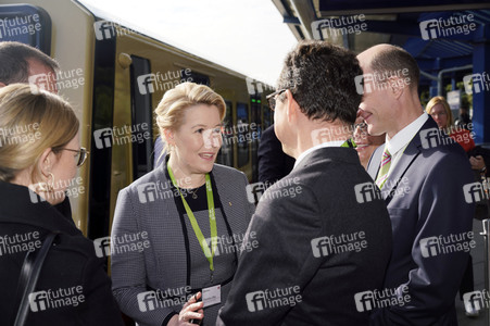 Fototermin mit Franziska Giffey bei der Sonderfahrt auf der S-Bahnlinie S 8 in Berlin