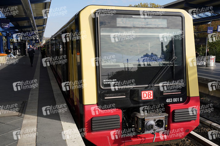 Fototermin mit Franziska Giffey bei der Sonderfahrt auf der S-Bahnlinie S 8 in Berlin