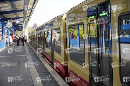 Fototermin mit Franziska Giffey bei der Sonderfahrt auf der S-Bahnlinie S 8 in Berlin