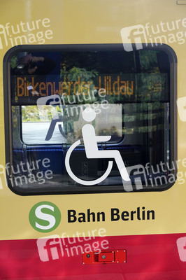 Fototermin mit Franziska Giffey bei der Sonderfahrt auf der S-Bahnlinie S 8 in Berlin