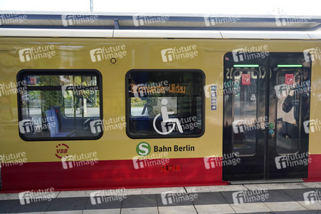 Fototermin mit Franziska Giffey bei der Sonderfahrt auf der S-Bahnlinie S 8 in Berlin