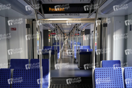 Fototermin mit Franziska Giffey bei der Sonderfahrt auf der S-Bahnlinie S 8 in Berlin