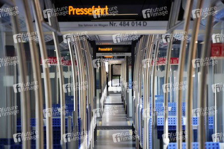 Fototermin mit Franziska Giffey bei der Sonderfahrt auf der S-Bahnlinie S 8 in Berlin