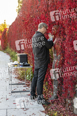 NATURE ART: Red Color Wall Bodypainting