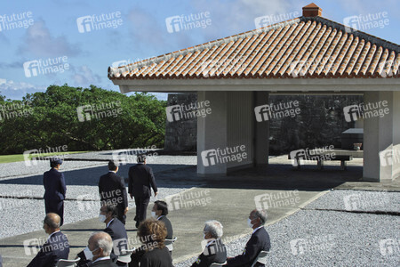 Kaiser Naruhito und Kaiserin Masako auf dem Nationalfriedhof in Itoman