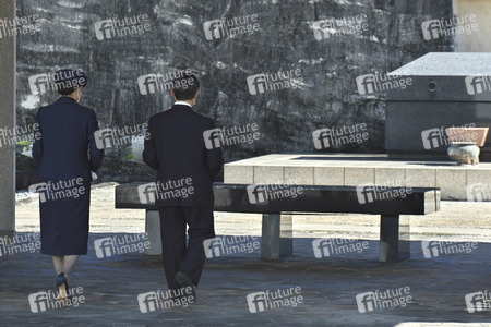 Kaiser Naruhito und Kaiserin Masako auf dem Nationalfriedhof in Itoman