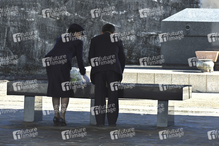 Kaiser Naruhito und Kaiserin Masako auf dem Nationalfriedhof in Itoman