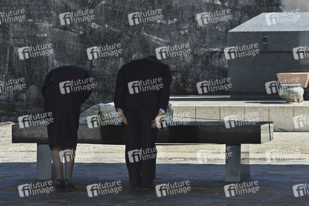 Kaiser Naruhito und Kaiserin Masako auf dem Nationalfriedhof in Itoman