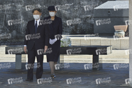 Kaiser Naruhito und Kaiserin Masako auf dem Nationalfriedhof in Itoman