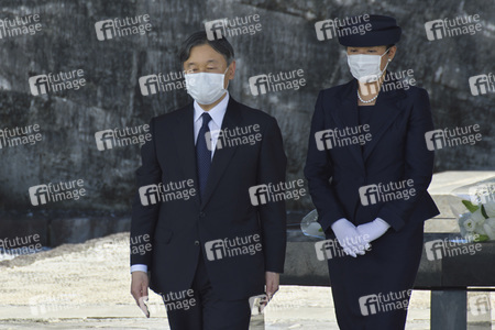 Kaiser Naruhito und Kaiserin Masako auf dem Nationalfriedhof in Itoman