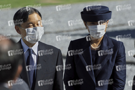 Kaiser Naruhito und Kaiserin Masako auf dem Nationalfriedhof in Itoman