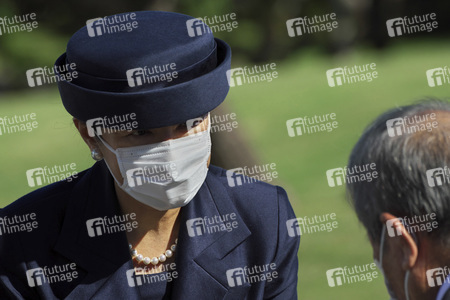 Kaiser Naruhito und Kaiserin Masako auf dem Nationalfriedhof in Itoman
