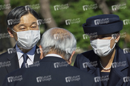 Kaiser Naruhito und Kaiserin Masako auf dem Nationalfriedhof in Itoman