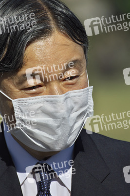 Kaiser Naruhito und Kaiserin Masako auf dem Nationalfriedhof in Itoman