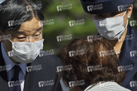 Kaiser Naruhito und Kaiserin Masako auf dem Nationalfriedhof in Itoman