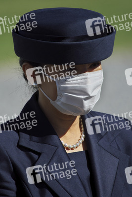 Kaiser Naruhito und Kaiserin Masako auf dem Nationalfriedhof in Itoman