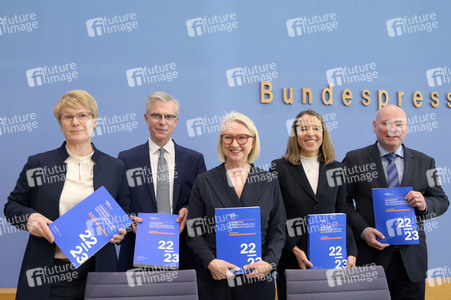 Bundespressekonferenz Vorstellung des Jahresgutachtens 2022/23 in Berlin
