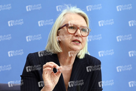 Bundespressekonferenz Vorstellung des Jahresgutachtens 2022/23 in Berlin