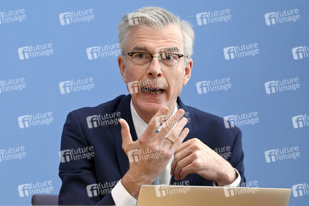 Bundespressekonferenz Vorstellung des Jahresgutachtens 2022/23 in Berlin