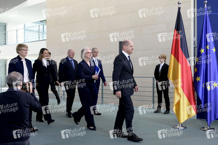 Übergabe des Jahresgutachtens 2022/2023 des Sachverständigenrates zur Begutachtung der gesamtwirtschaftlichen Entwicklung in Berlin