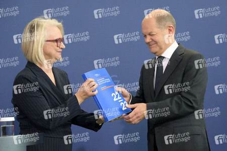 Übergabe des Jahresgutachtens 2022/2023 des Sachverständigenrates zur Begutachtung der gesamtwirtschaftlichen Entwicklung in Berlin