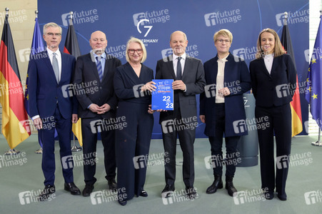 Übergabe des Jahresgutachtens 2022/2023 des Sachverständigenrates zur Begutachtung der gesamtwirtschaftlichen Entwicklung in Berlin