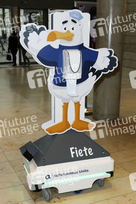 Fototermin mit Patrick Bach und Service-Roboter 'Fiete' in Hamburg