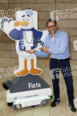 Fototermin mit Patrick Bach und Service-Roboter 'Fiete' in Hamburg