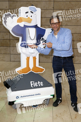 Fototermin mit Patrick Bach und Service-Roboter 'Fiete' in Hamburg