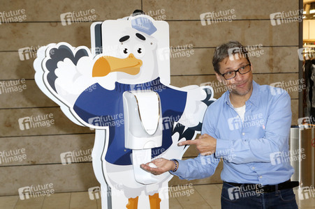 Fototermin mit Patrick Bach und Service-Roboter 'Fiete' in Hamburg